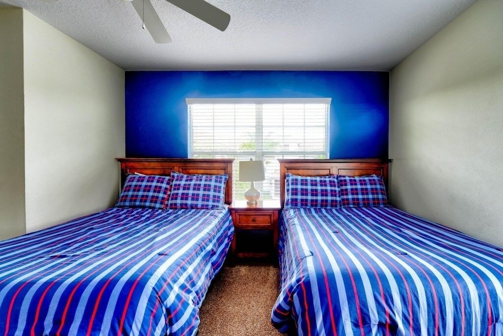 Bright & Cheery Vacation Villa-1638st 5 Bedroom Townhouse by RedAwning view 4
