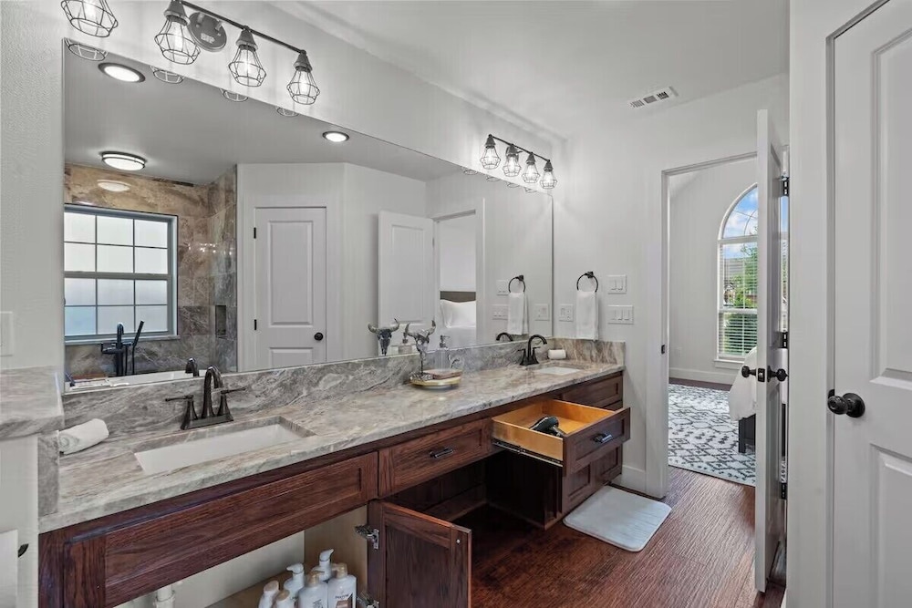 7 min to Stockyards- Cozy & Stylish Home