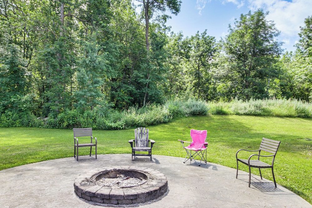 Hot Tub & 2 Recreation Rooms: Spacious Onamia Home