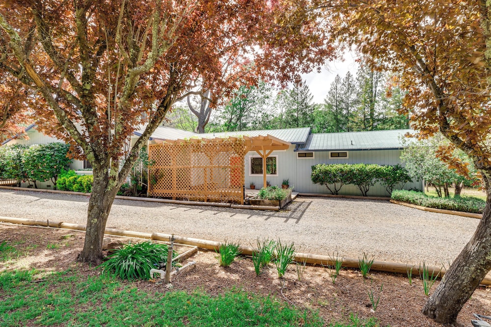 Pool & Deck: Wine Country Hideaway in Middletown!