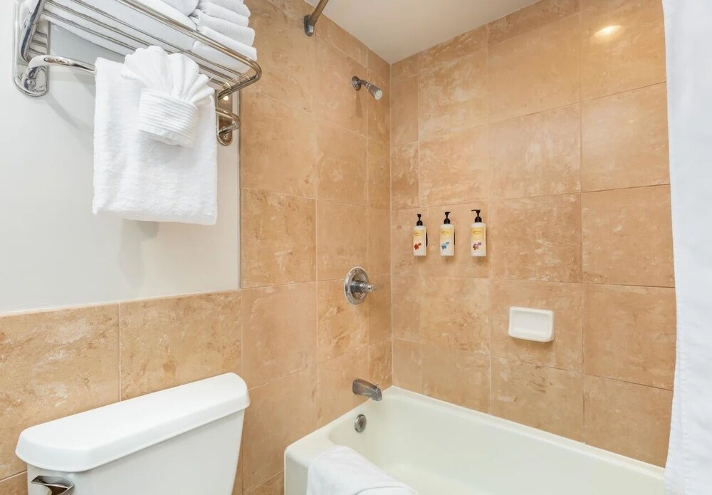 Elegant & Elevated Palms Studio 1 Bedroom Condo by RedAwning view 5