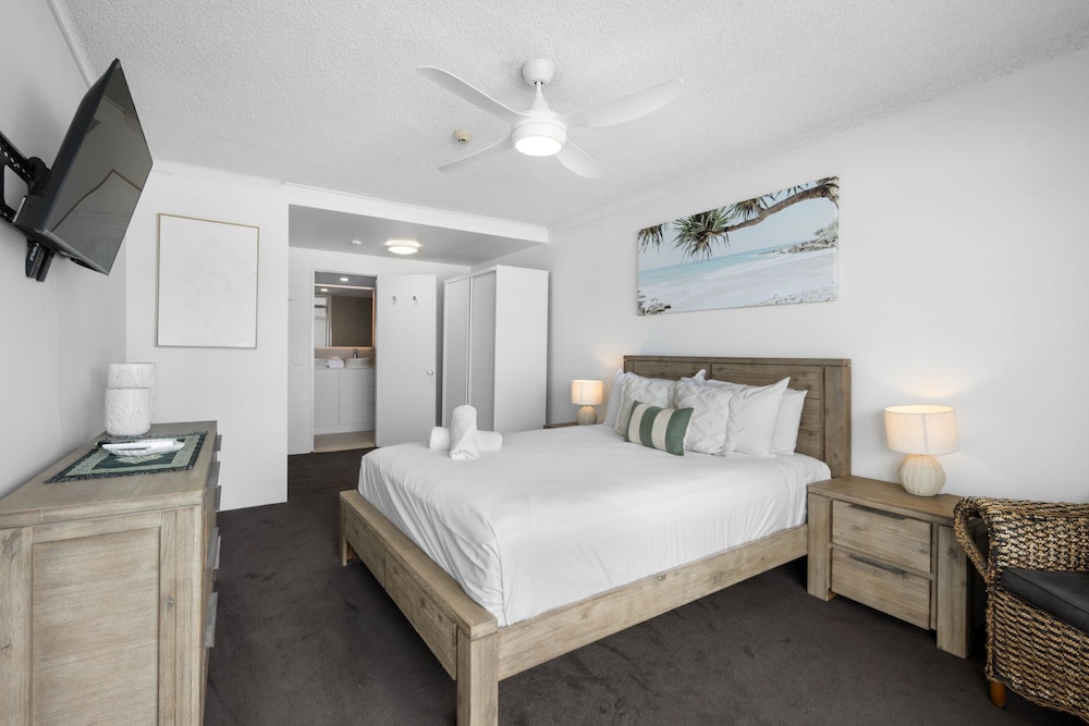 Absolute Beachfront Apartment in Surfers