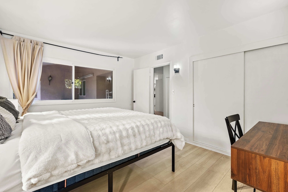 Modern 5BR Villa w AC Fast Wifi Near Crypto