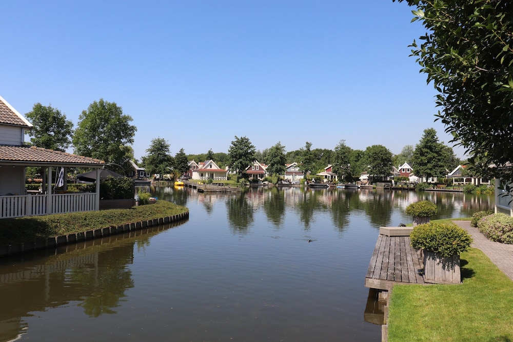 Bungalow in South Holland by the Water