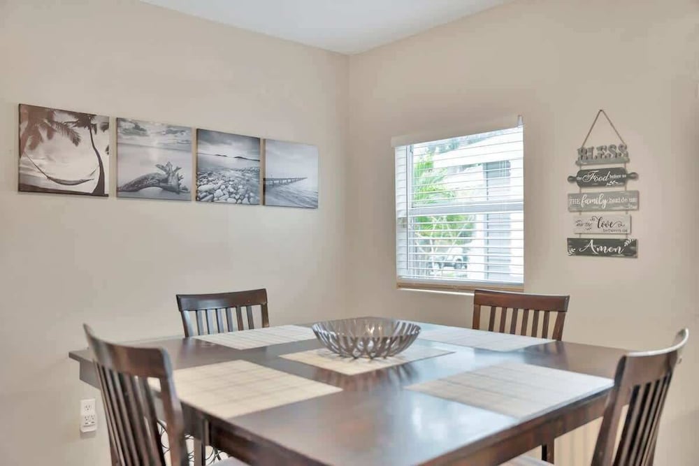 Updated Cozy Home Centrally Located pet Friendly