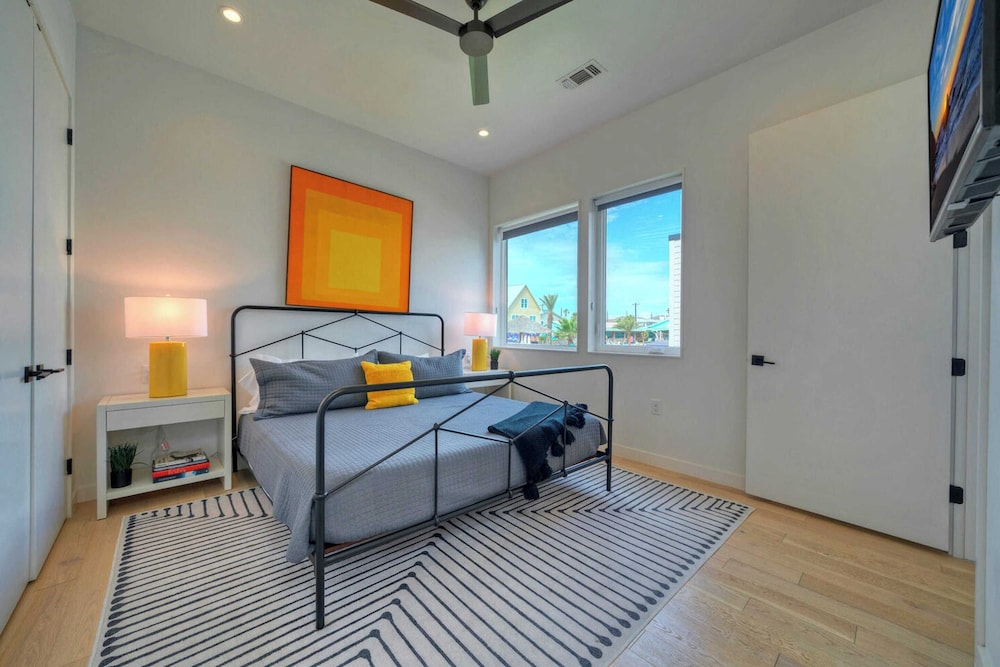 Sleeps 20 2 Modern Homes w/ Private Pool, Deck+patio 3-min Walk to the Beach