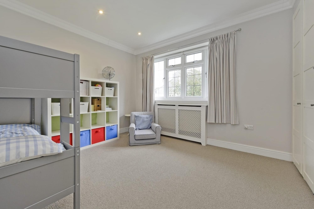 Spacious 7 Bedroom Family Home Barnes