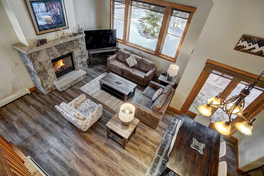 Spacious, Updated Townhome With Private Garage 3 Bedroom Condo