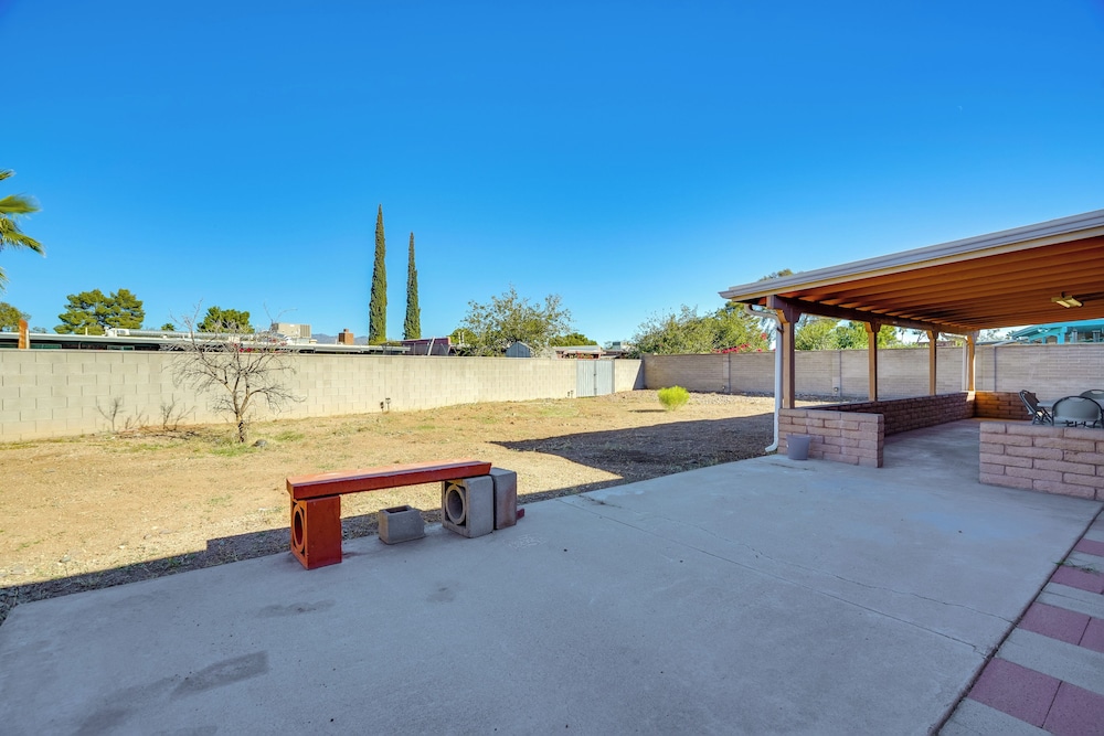 7 Mi to Saguaro Nat'l Park: Tucson Home w/ Yard