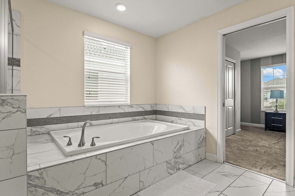 Resort Vibes At Championsgate - Home for 14 With Private Lanai