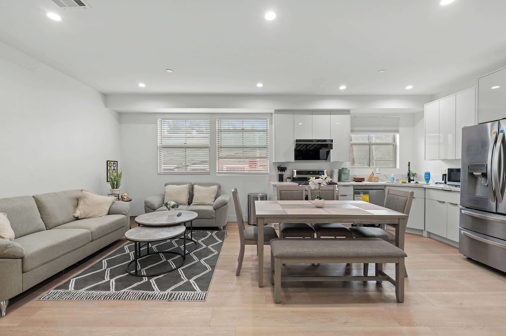 Not Affected by the Fire/modern Spacious Home With Parking & Fully Equipped Kitchen #3