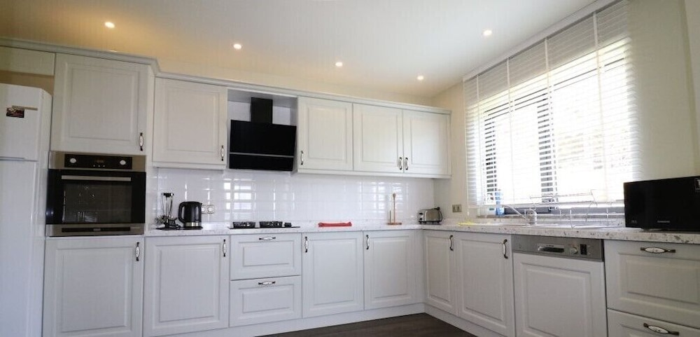 Villa Joy 2 by JoyLettings view 5