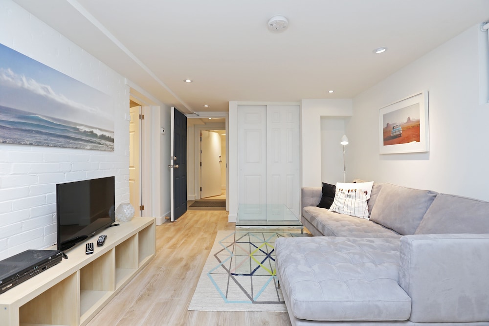 Applewood Suites - Executive Basement