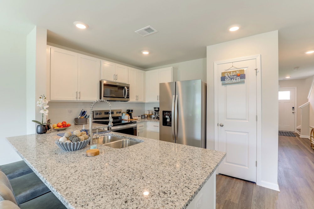 Modern Escape 2 Mi to Surfside Beach Fishing Pier