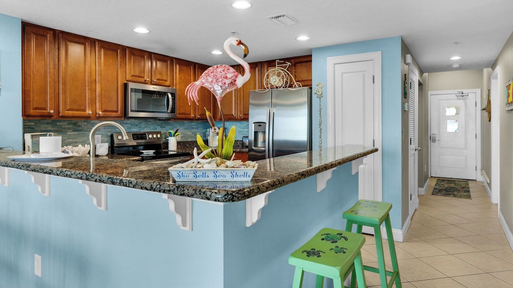 2BR Gulf Front Condo w/ Pool, Gym, Hot Tub + Free Attraction Tickets!