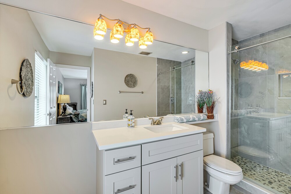 10 Mi to Beach: Poolside Paradise in Fort Myers!