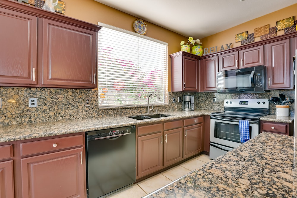 5 Mi to State Farm Stadium: Home w/ Private Pool!