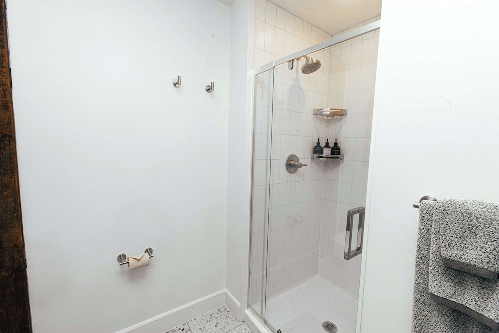 Loft 303 - The William - Atrium - Chic - Walkable