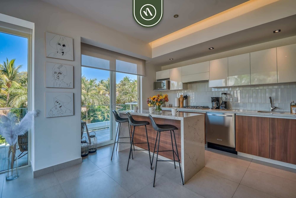 2BR Condo With Rooftop Pool - 2 Min Walk to Beach