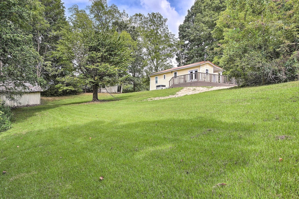 Peaceful Gainesboro Retreat w/ Deck & Yard! view 5