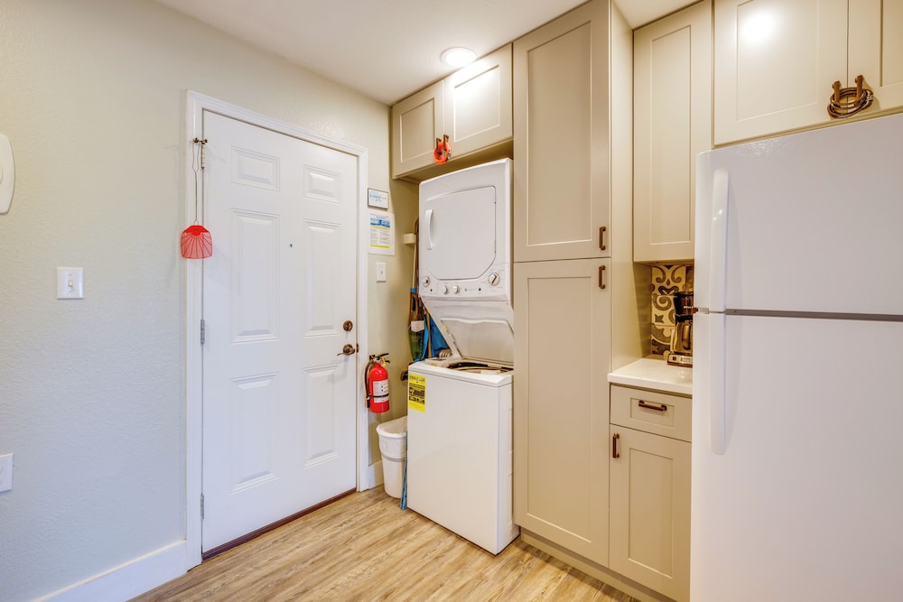 Walk to Beach & Pier: Updated Abode in Rockport!