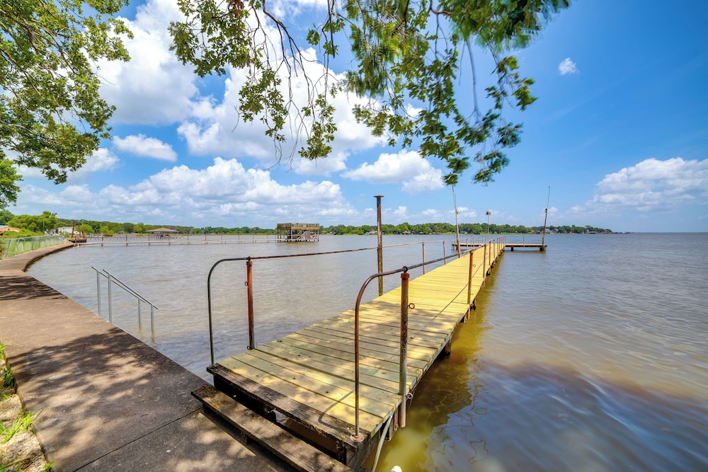 Waterfront Cedar Creek Lake Gem: Near Marina!