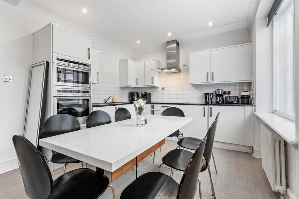 London Chic Apartment - City Center Gem