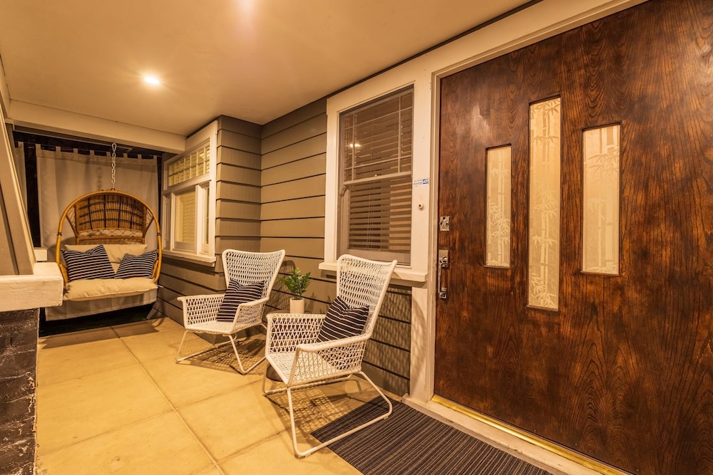 Designer Luxe Compound w Pool-steps to Best Dining