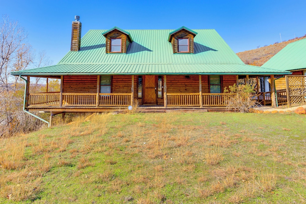 Spacious Cabin w/ Views, Near Lake Lawtonka!