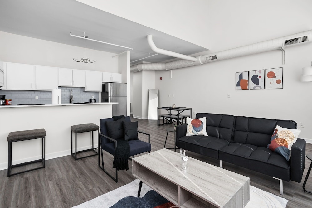 Indianapolis Vacations - 2BR 2BA The Block Apartment - CozySuites - Property Image 13