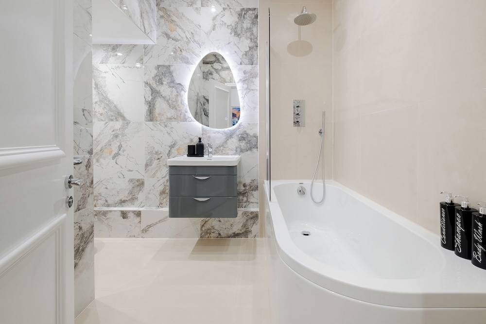 Luxury Oasis in South Kensington WITH AC
