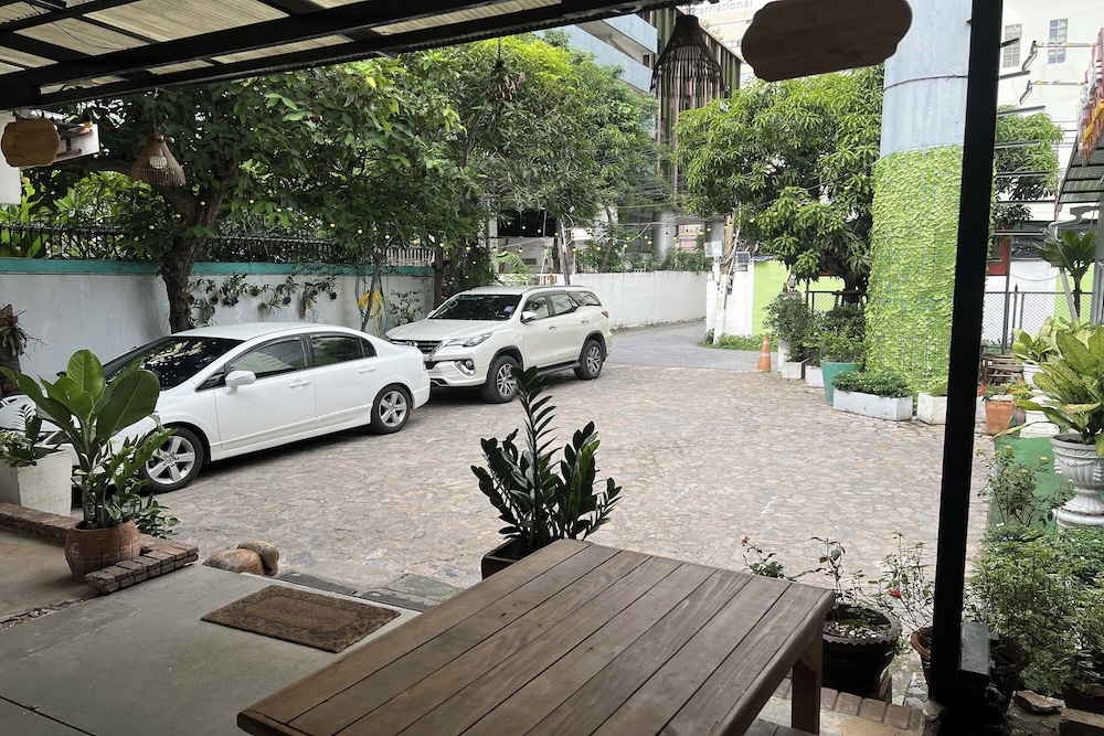 Orchid Hostel Near Bumrungrad Hospital and Nana Market
