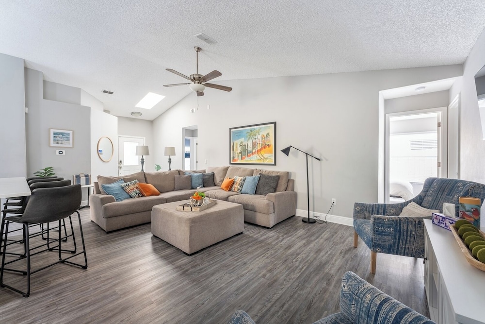 Heated Pool & Bathtub 4BR Near Disney