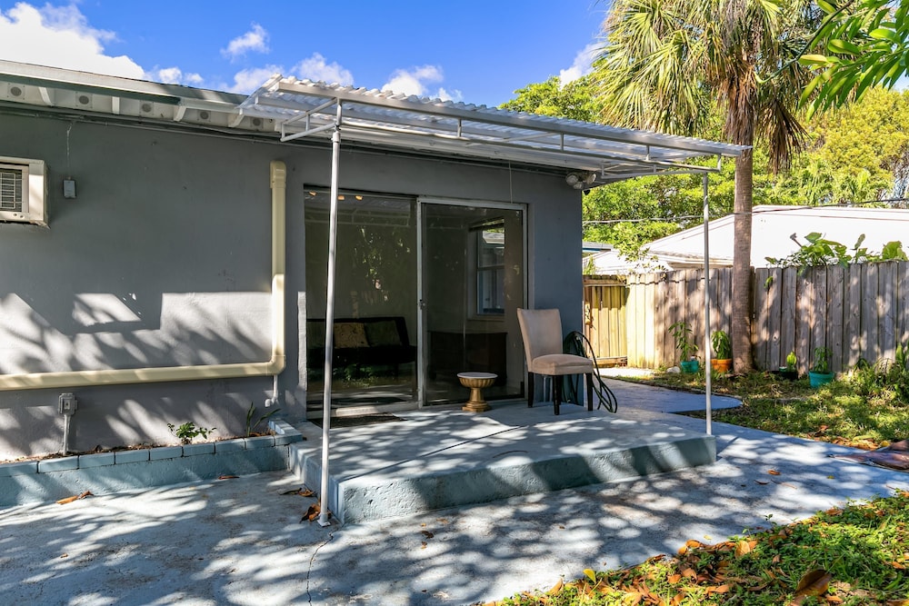 Bungalow With Large Backyard 5 min From Beach