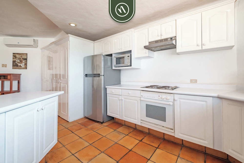 Amazing 2 BR Condo Overlooking the Pool - Romantic Zone