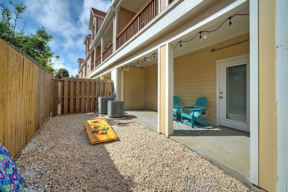 Sleeps 23, 2 Beachside Homes Resort Pool, Walk to the Beach, Balcony + Yard
