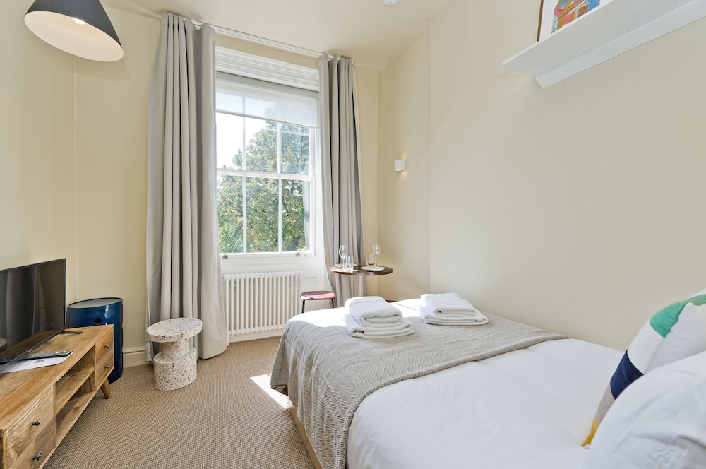 Cosy Studio in Grade 2 Listed NW London Terrace