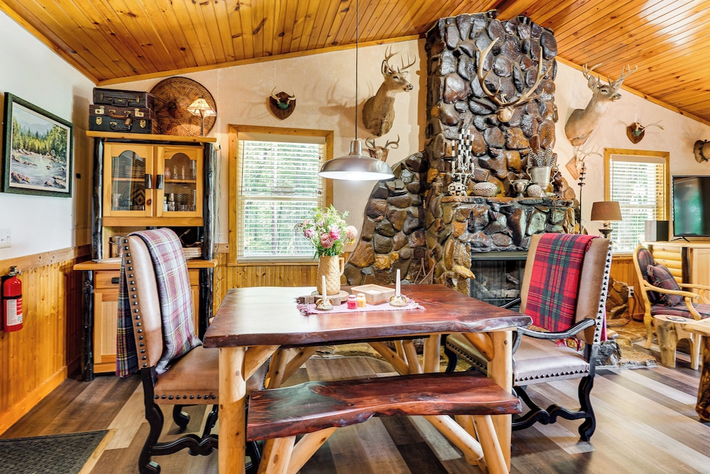 Screened Porch, Deck + Mtn Views: Andrews Retreat!