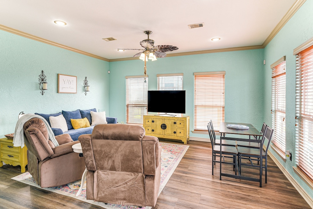 Walk to the Ocean: Family Retreat in Crystal Beach