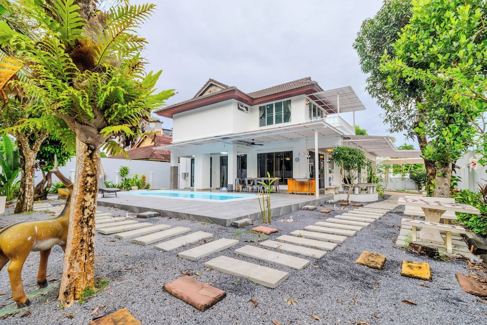 4BR with Pool Family BBQ Near Mall V260