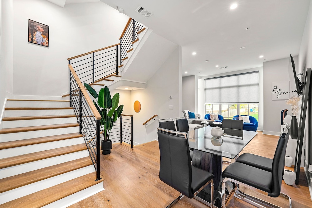 Stylish Midtown Home w Rooftop Views by Silverx