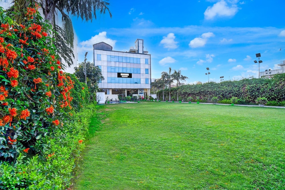 Luxury Stays With Pool Near Akshardham Temple