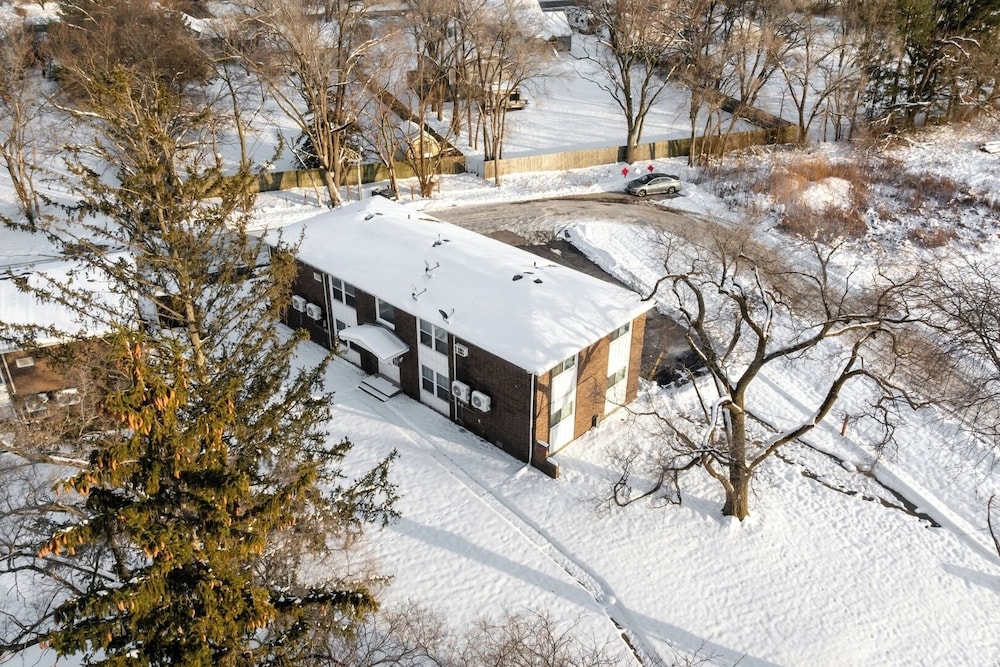 Modern 1BR Apt Near Lake & Downtown