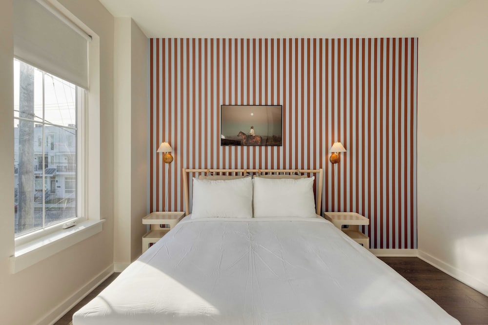 Sleeps 16 2 Modern Townhomes, Minutes to Broadway Lischey & 98 Degrees