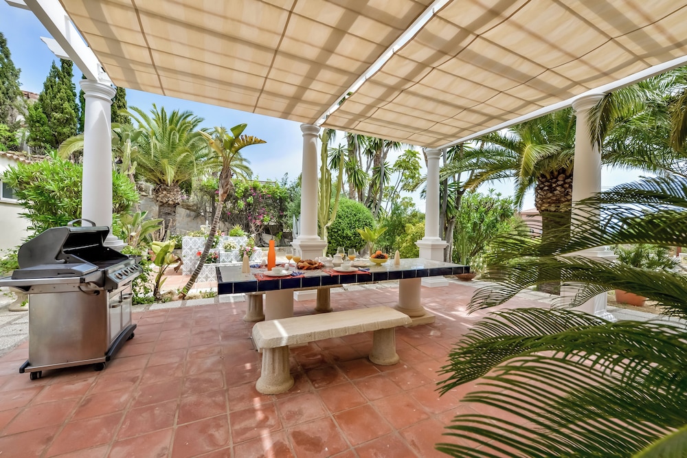 4bed Villa Sleeps 8- Pool, Garden, Bbq, Near Beach