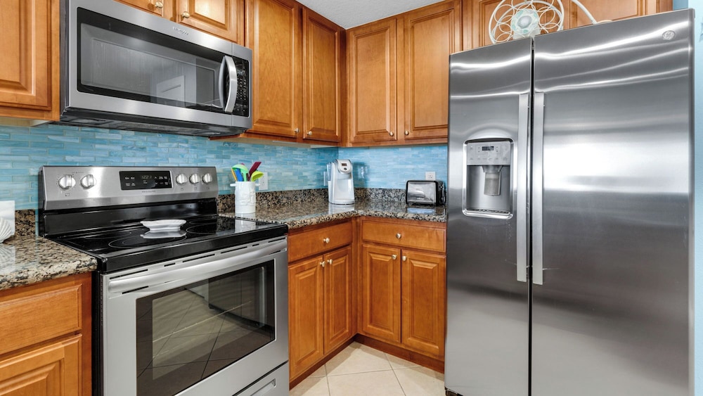 2BR Gulf Front Condo w/ Pool, Gym, Hot Tub + Free Attraction Tickets!