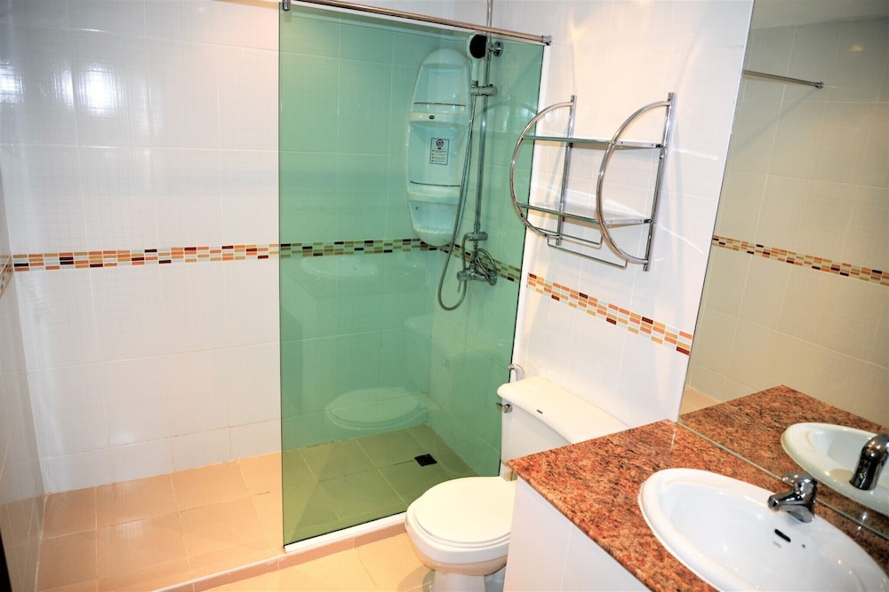 Fantastic 2 bed With Huge Balcony & sea Views view 3
