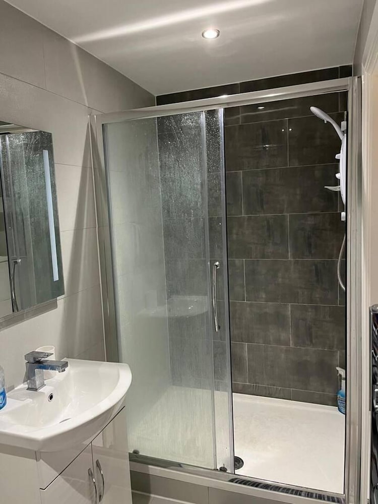 Remarkable 1-bed Studio in Staines - Surrey view 3