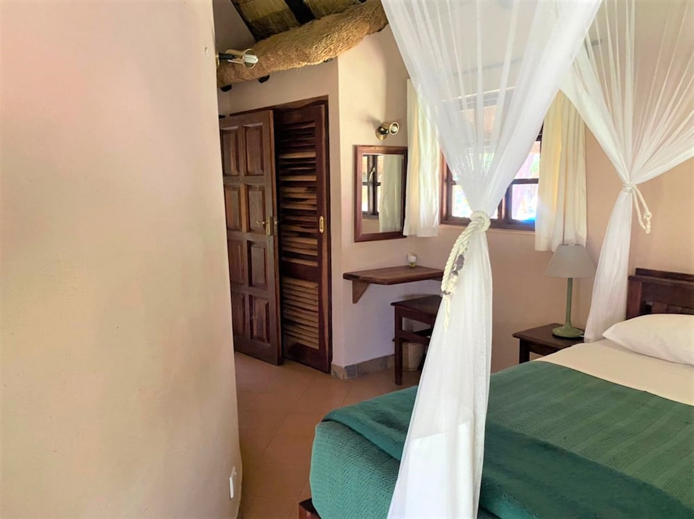 Family Lodge in Natural African Bush - 2113