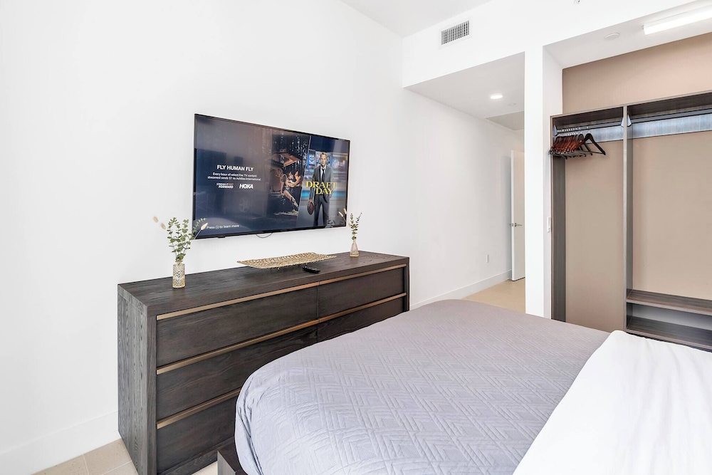 3BR Penthouse Direct, Stunning Water Views